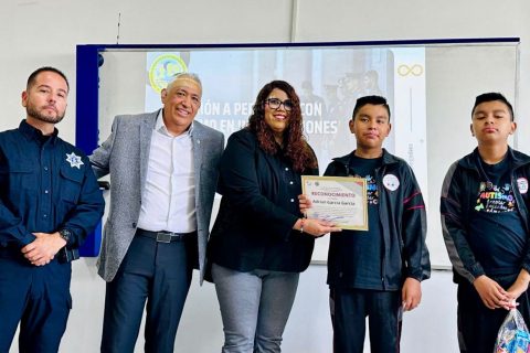 Entregaron un reconocimiento al regidor Adrián García por impulsar este curso.