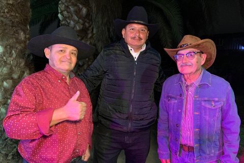 El músico Marco Antonio y sus teclados amenizó el evento.