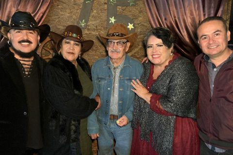 El cumpleañero junto a su esposa, dos hijos e hija.
