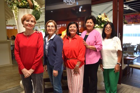 El grupo de amigas jubiladas de la Cespe se reunió para celebrar a su cumpleañera de abril.