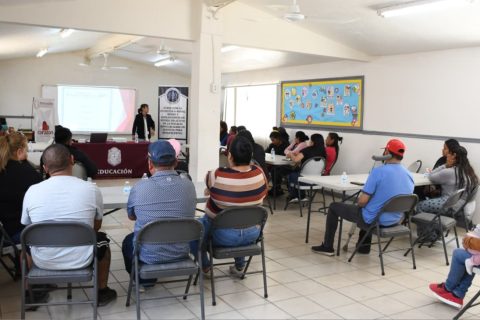 Brindan FGE plática en plantel educativo