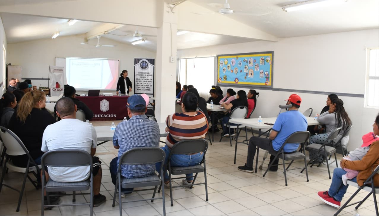 Brindan FGE plática en plantel educativo