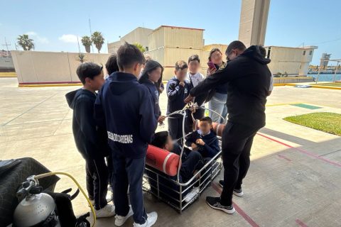 Personal de la Semar les mostró a los jóvenes el equipo con el que cuentan.