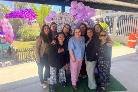 Madres de familia del tercer grado posaron junto a la profesora Marina.