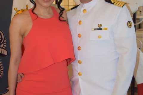 Alma Gil y el Capitán Víctor Hernández. 
