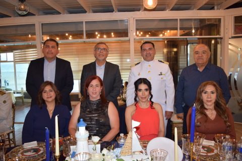 El capitán Víctor Adán Hernández García posó junto a sus invitados. 