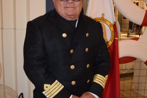 El capitán Jorge Angulo Hernández fue reconocido por 30 años de trayectoria.