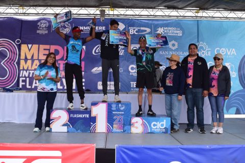 Richard Pérez Cobos, Ayrton Daniel Ledesma Fuentes y Brian Vicente Vite Aguilar, ganadores de la categoría varonil.  