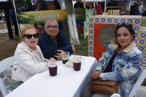 María Elena, Ernesto Carrillo e Iris.