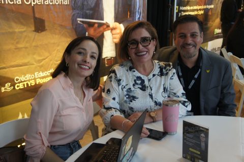 Carla Díaz, Ana Gloria Pedrín e Iván Pérez.