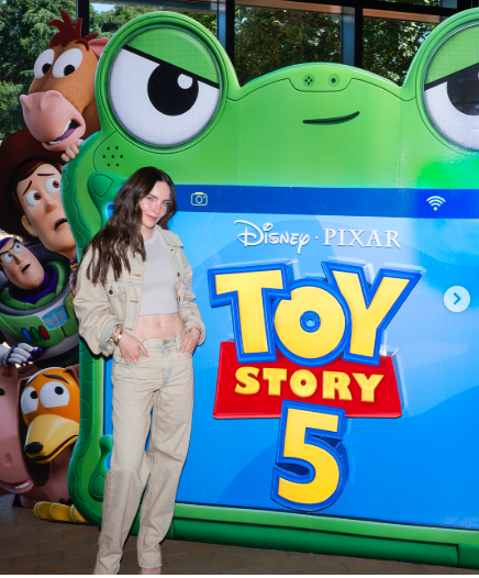 Belinda se une al mundo “Toy Story”