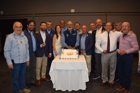 Los integrantes del Club Rotario de Ensenada asistieron a la celebración del 90 aniversario de la fundación del club. 