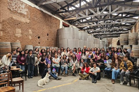 Integrantes del club Girls Reading Society posaron junto a Andrea Chapela.