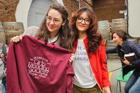 Andrea Chapela y Helicia, organizadora del encuentro.
