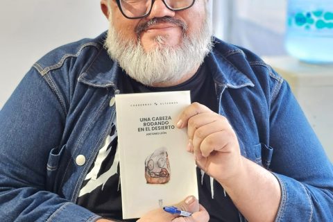 Antonio León firmó algunos libros después de su presentación.