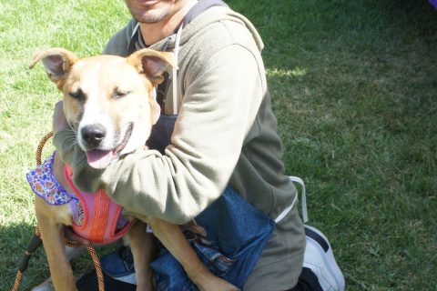 Christian Durán con Alana, perrita que se encuentra en adopción.
