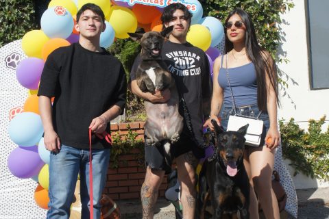 Gael, Damián y Carolina posaron con sus mascotas.
