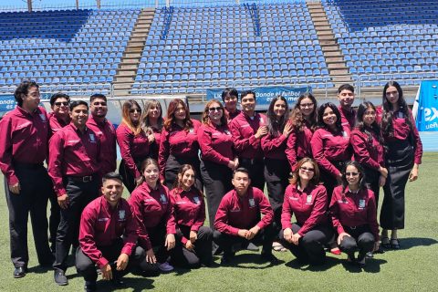 Al terminar la ceremonia, los futuros egresados posaron para las fotografías grupales. 