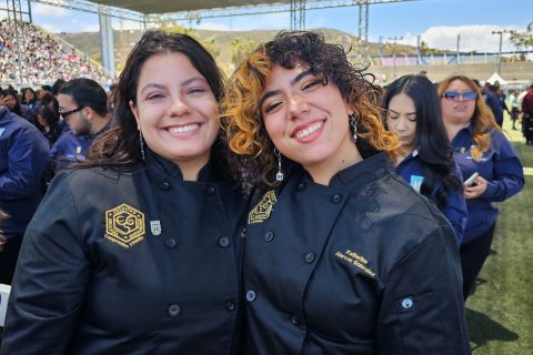 Josephine Cervantes y Katherine Alarcón.