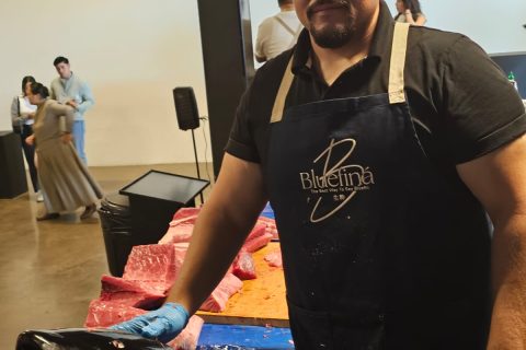 César López mostró cómo se elabora el ronqueo de atún.