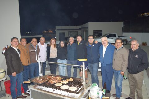 Los asistentes disfrutaron de una alegre convivencia entre colegas.
