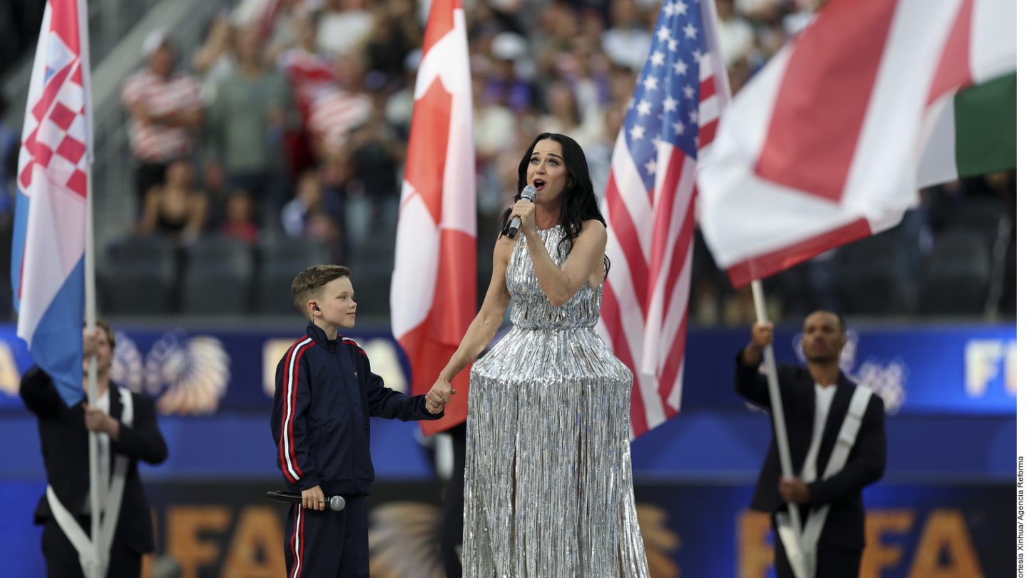 Katy Perry comparte momento mundialista