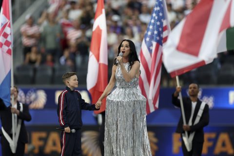 Katy Perry comparte momento mundialista