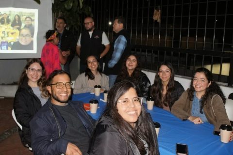 Durante la velada, los asistentes convivieron y compartieron opiniones.