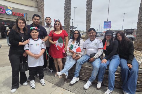Grandes y chicos asistieron con playeras de la Selección Mexicana y vestimentas de colores alusivos a la bandera mexicana. 
