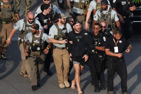 Sean Strickland es desalojado por las autoridades federales.