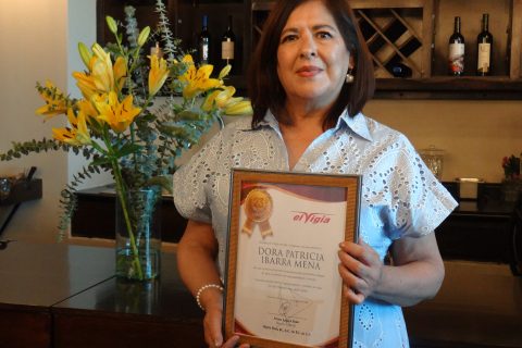 Paty Ibarra recibió un reconocimiento por 20 años de servicio en Periódico El Vigía. 