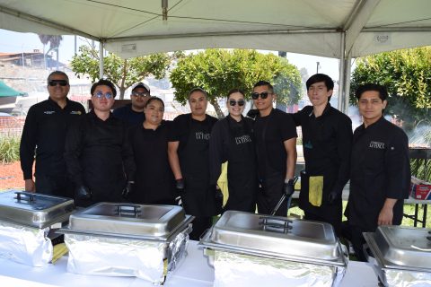 Los parrilleros de la Carnita Asada Rotaria se encargaron de la comida.