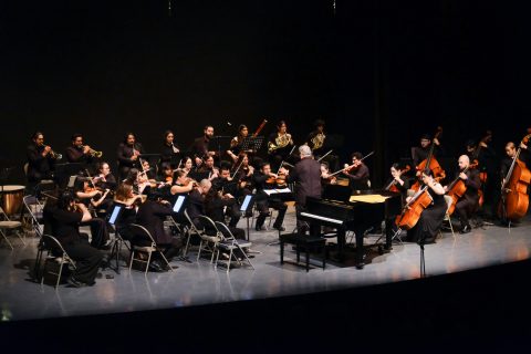 Luis Salazar dirigió la Orquesta del Puerto.