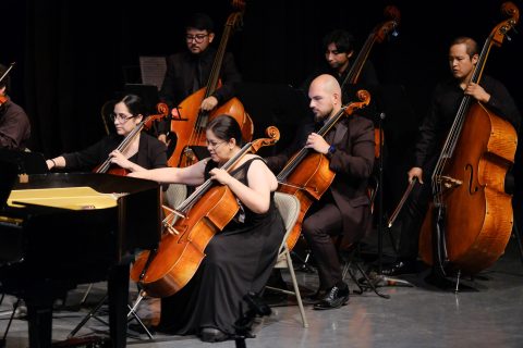 Los músicos de la Orquesta del Puerto ofrecieron un emotivo concierto. 