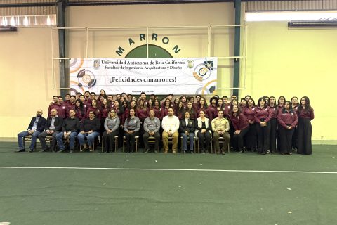 La XXVIII Generación de Arquitectura se tomó la fotografía grupal con las autoridades académicas.