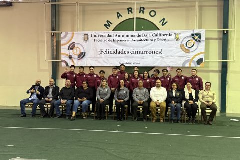 Alumnos de la III Generación de Ingeniería en Software y Tecnologías Emergentes se tomaron la fotografía del recuerdo. 