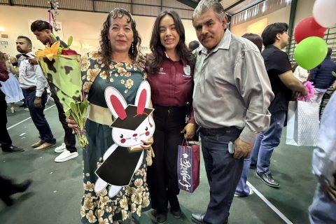 María de los Ángeles Bañuelos, Karla Eunice Armenta Bañuelos y Carlos Armenta.