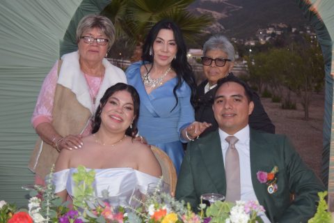 Vanessa Hernández, Marinca de Hernández y Sandra Hernández junto a Rosalía Pacheco y Francisco Gil.