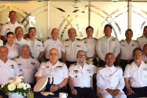Los integrantes del Colegio de Marinos Mercantes de Ensenada posaron junto a sus invitados especiales. 