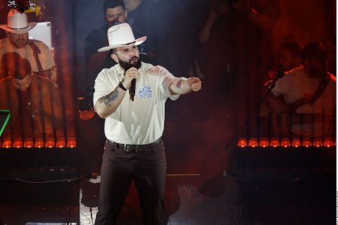Carín León pone voz al melodrama