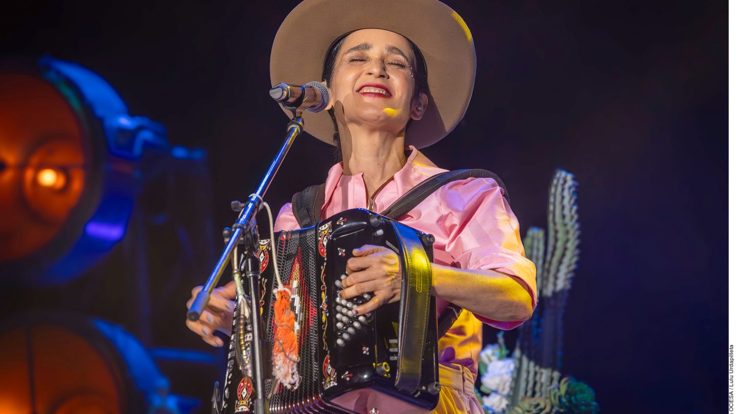 Julieta Venegas da show entre amigos