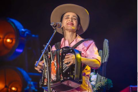 Julieta Venegas da show entre amigos