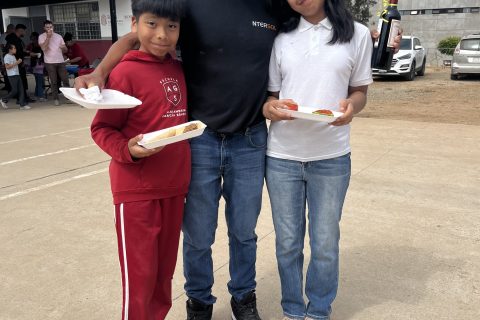 Roberto Lázaro posó junto a sus hijos Isaac y Aitana.