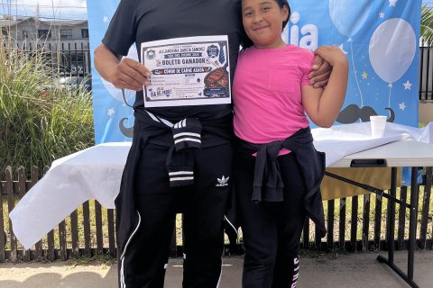 El feliz ganador Sergio Pérez junto a su hija Stephanie.