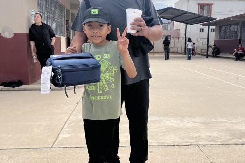 Salvador Quiñones acompañado de su hijo Mateo.