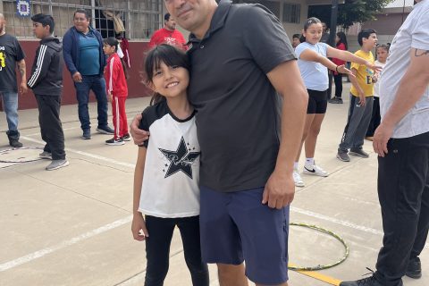 Luna junto a su papá José Moreno.