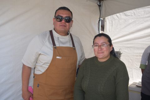 El chef César Alcalá y Alejandra Aguirre. 