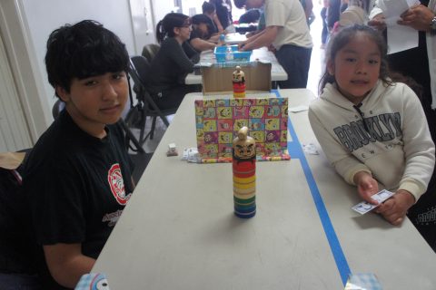 Alan Cañez y Kaori Isabella jugaron juegos tradicionales japoneses. 