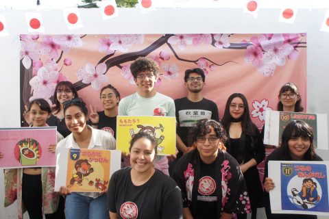 Estudiantes y profesores de japonés participaron en la actividad de cuentacuentos.