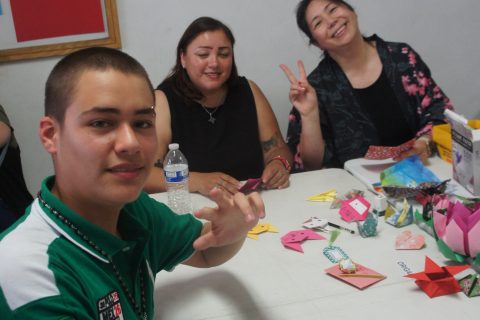 Elian Iván, Amparo y Karina elaboraron figuras en el taller de origami.